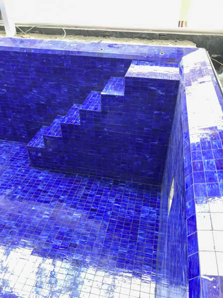 Les avantages du carrelage pour les piscines